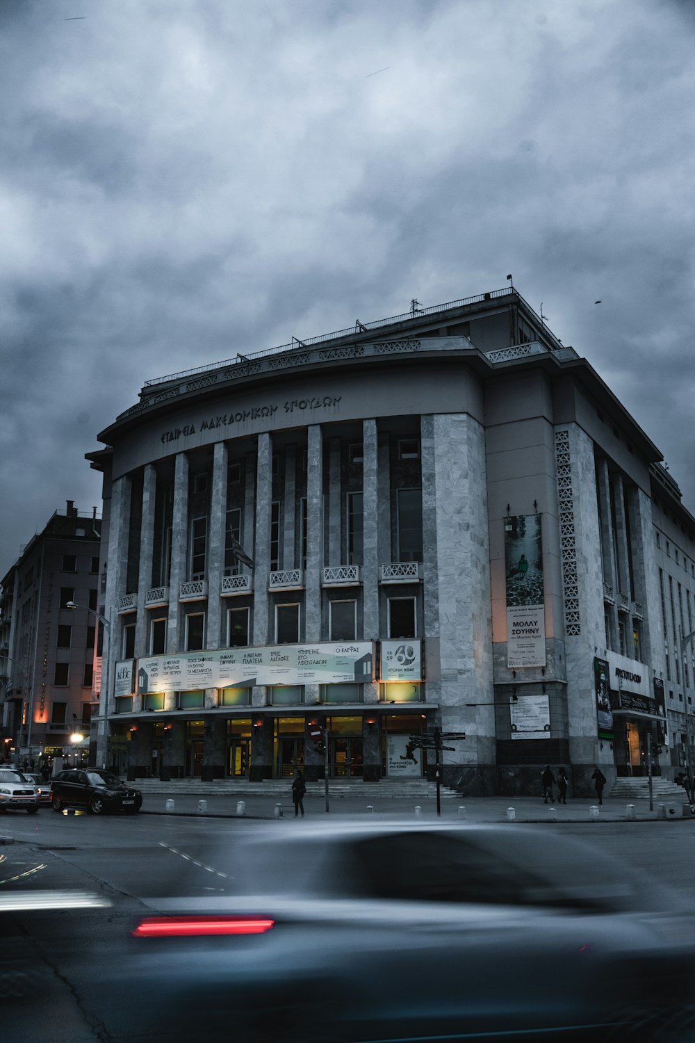 Edificio de hormigón blanco durante el día