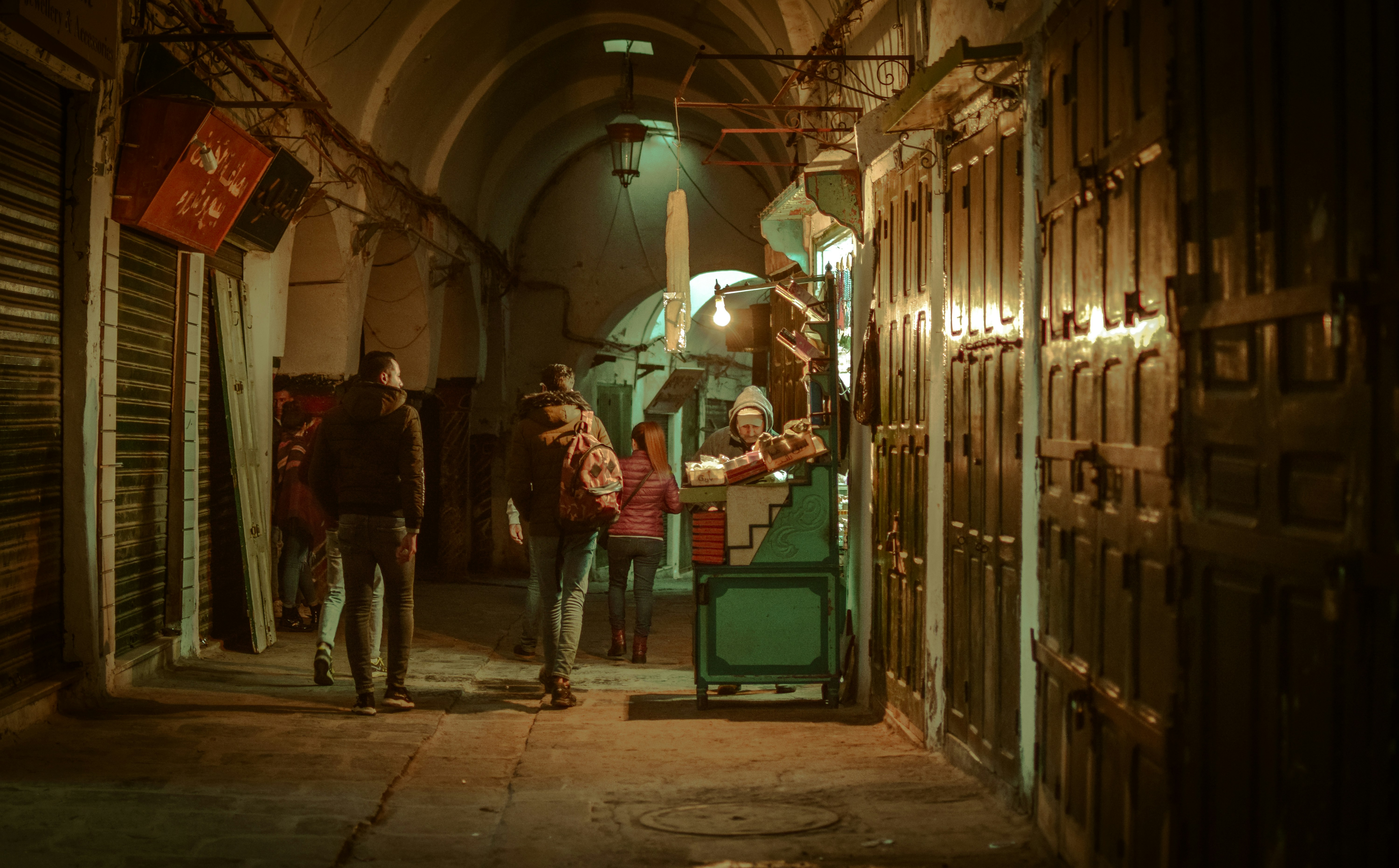 personas en una habitación con techo verde y marrón