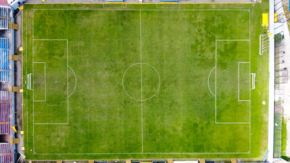 terrain de football vert et jaune