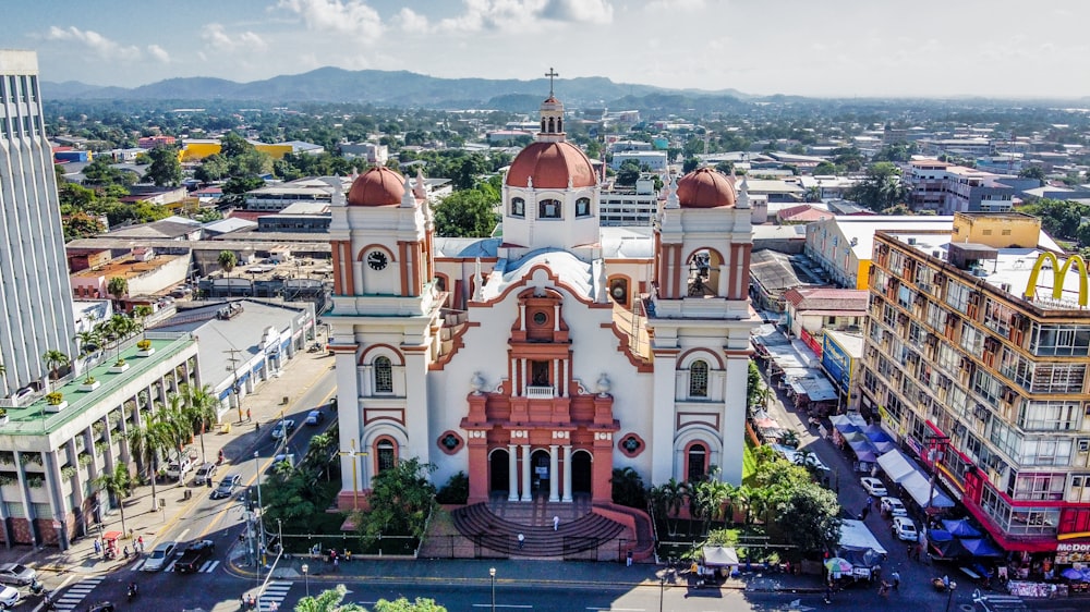 edifício de concreto branco e marrom