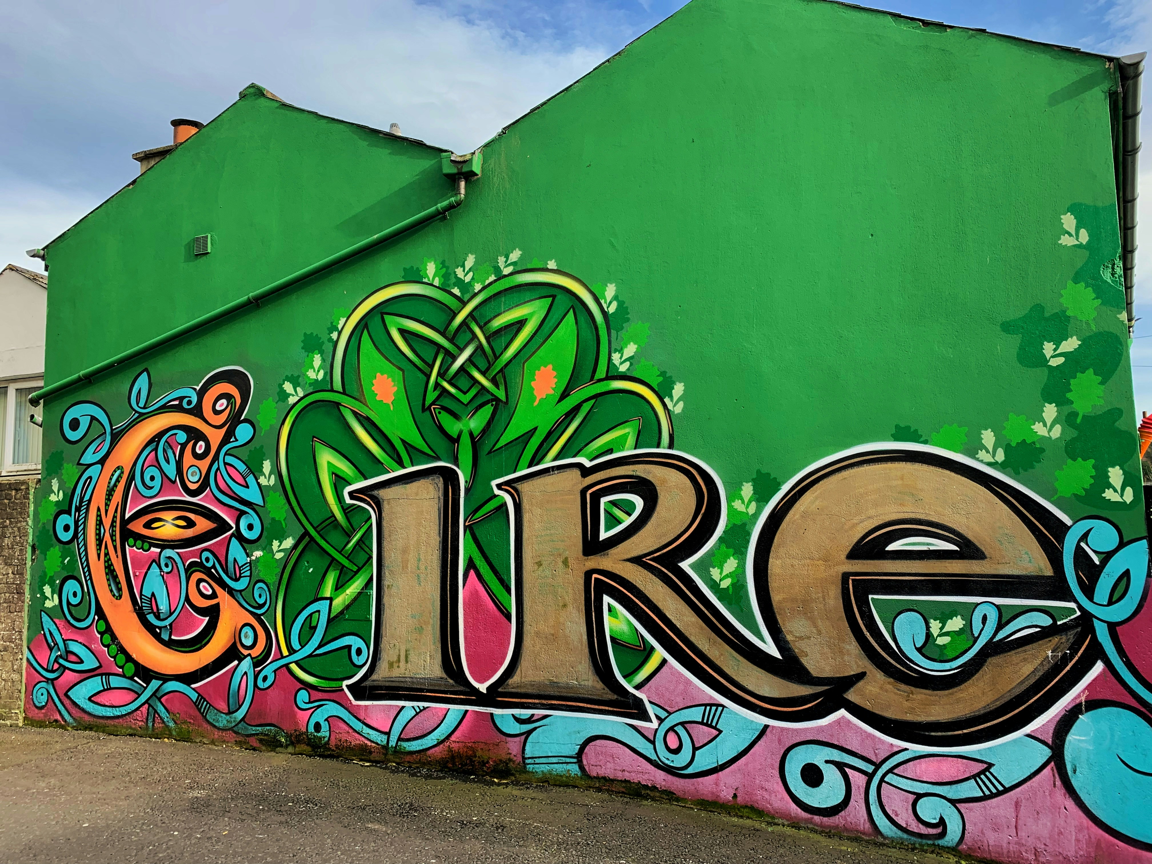 grüne, gelbe und rote Graffiti