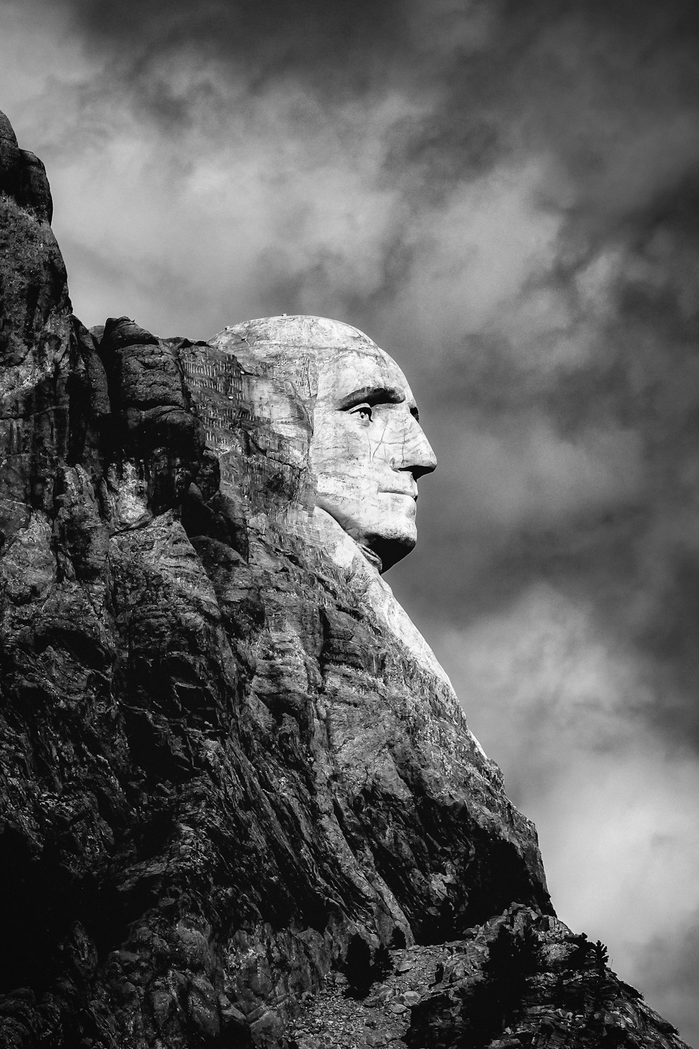 a black and white photo of a statue of abraham lincoln