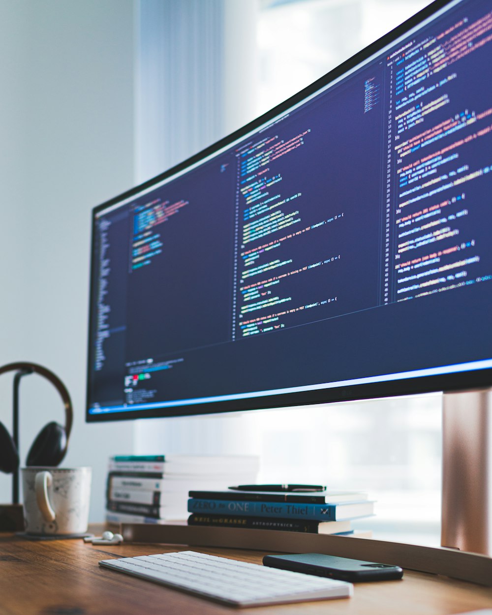 um monitor de computador sentado em cima de uma mesa de madeira