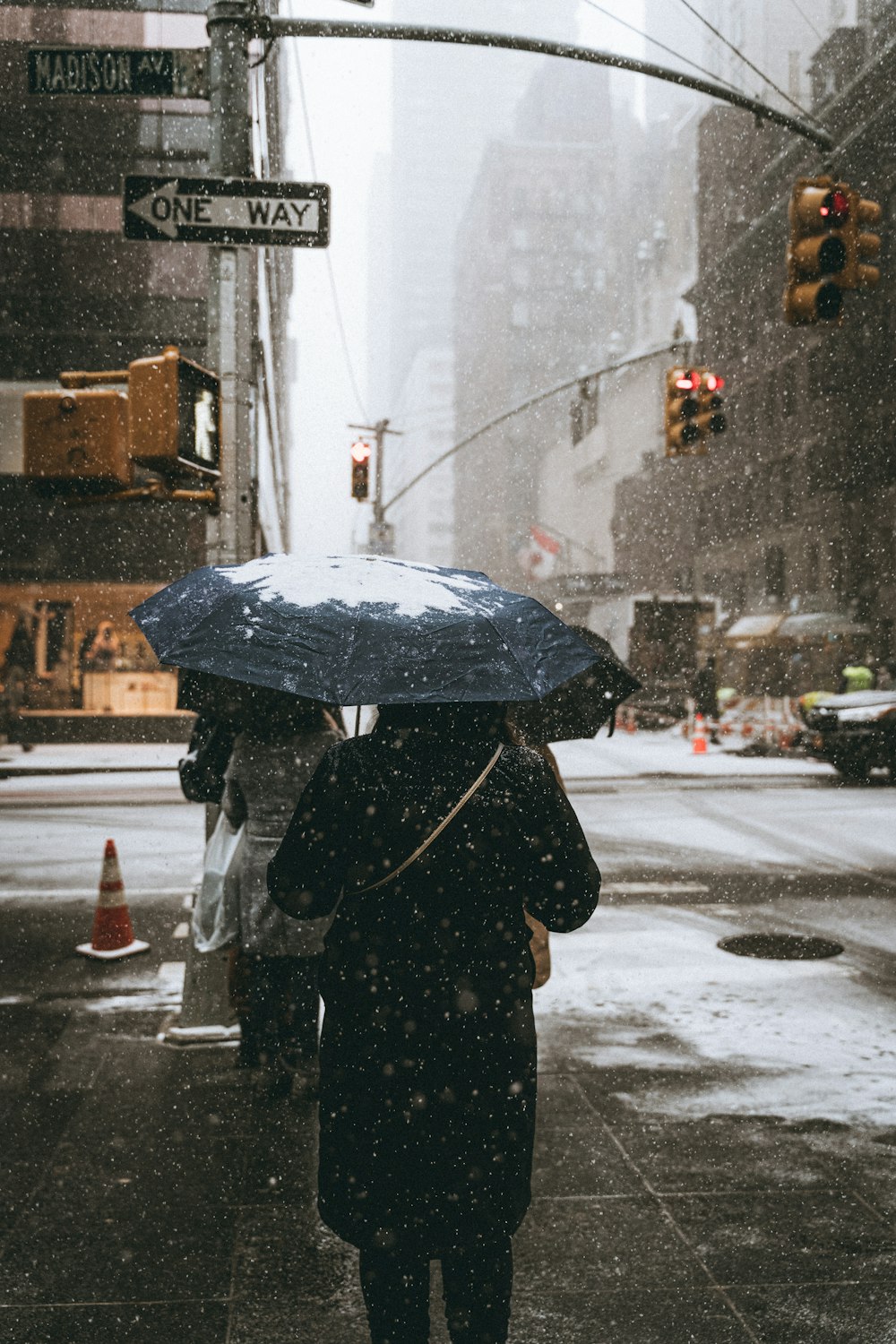 Une femme marchant dans une rue tenant un parapluie