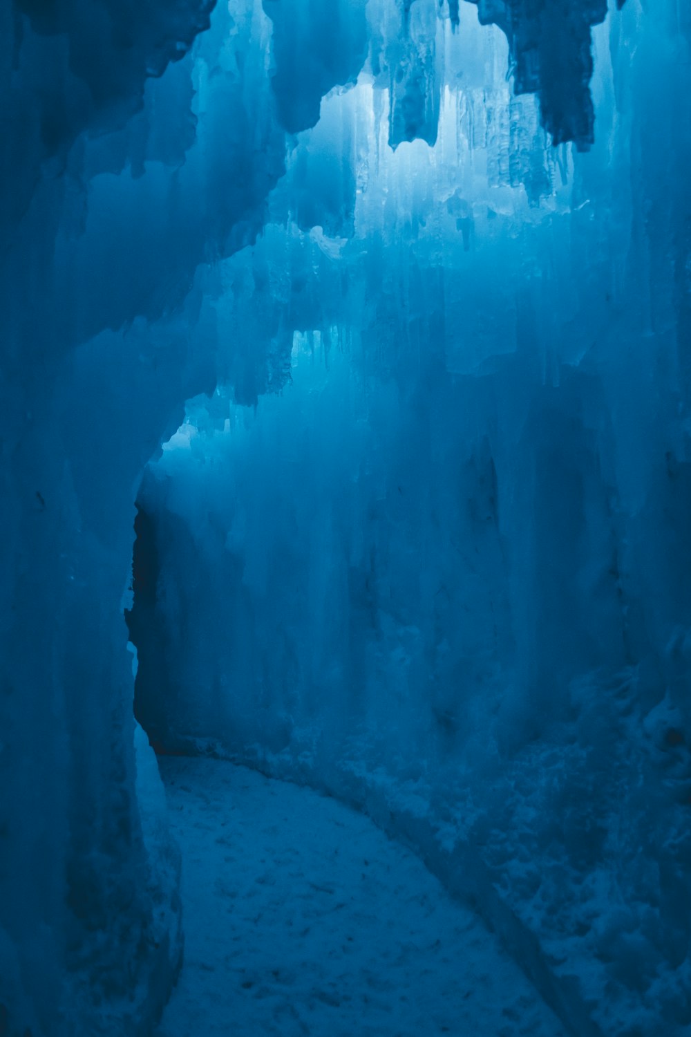 uma caverna de gelo com uma passarela que leva a ela