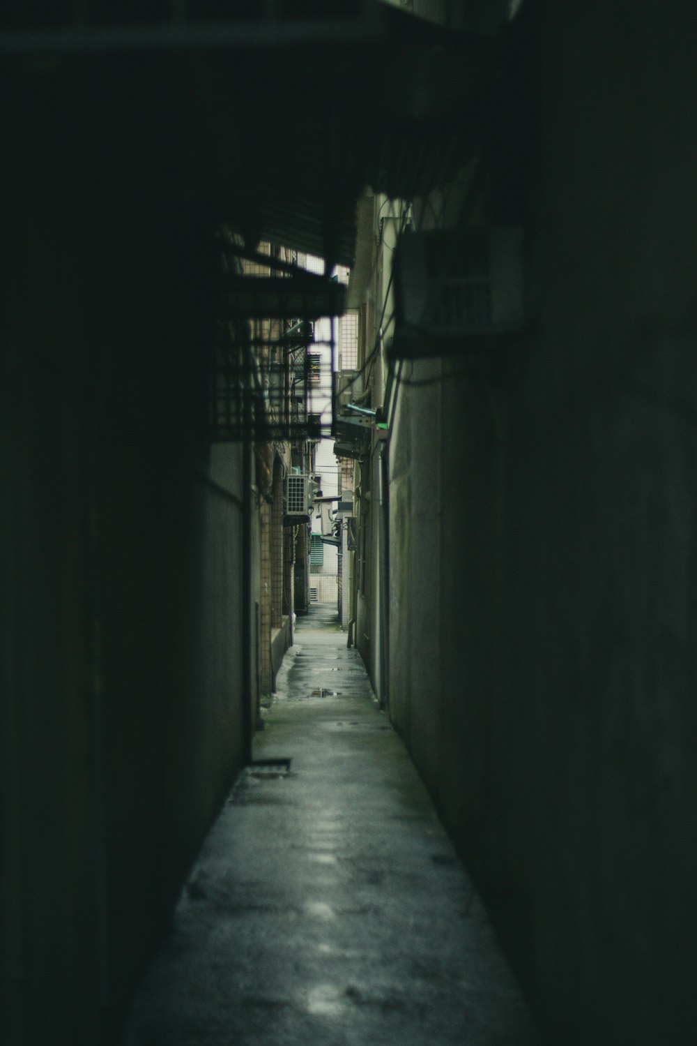 a narrow alley way with no people on it