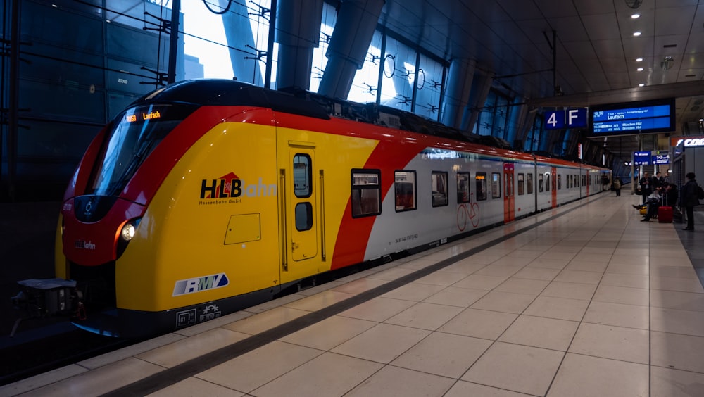 Train jaune et rouge dans la gare