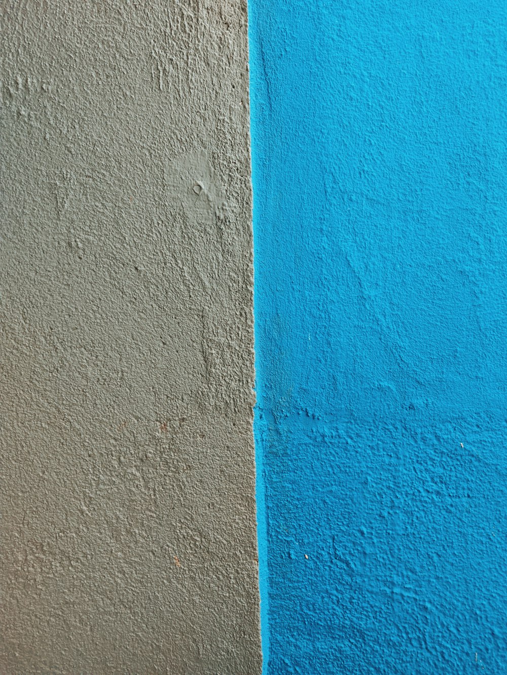 Pared pintada de azul y naranja