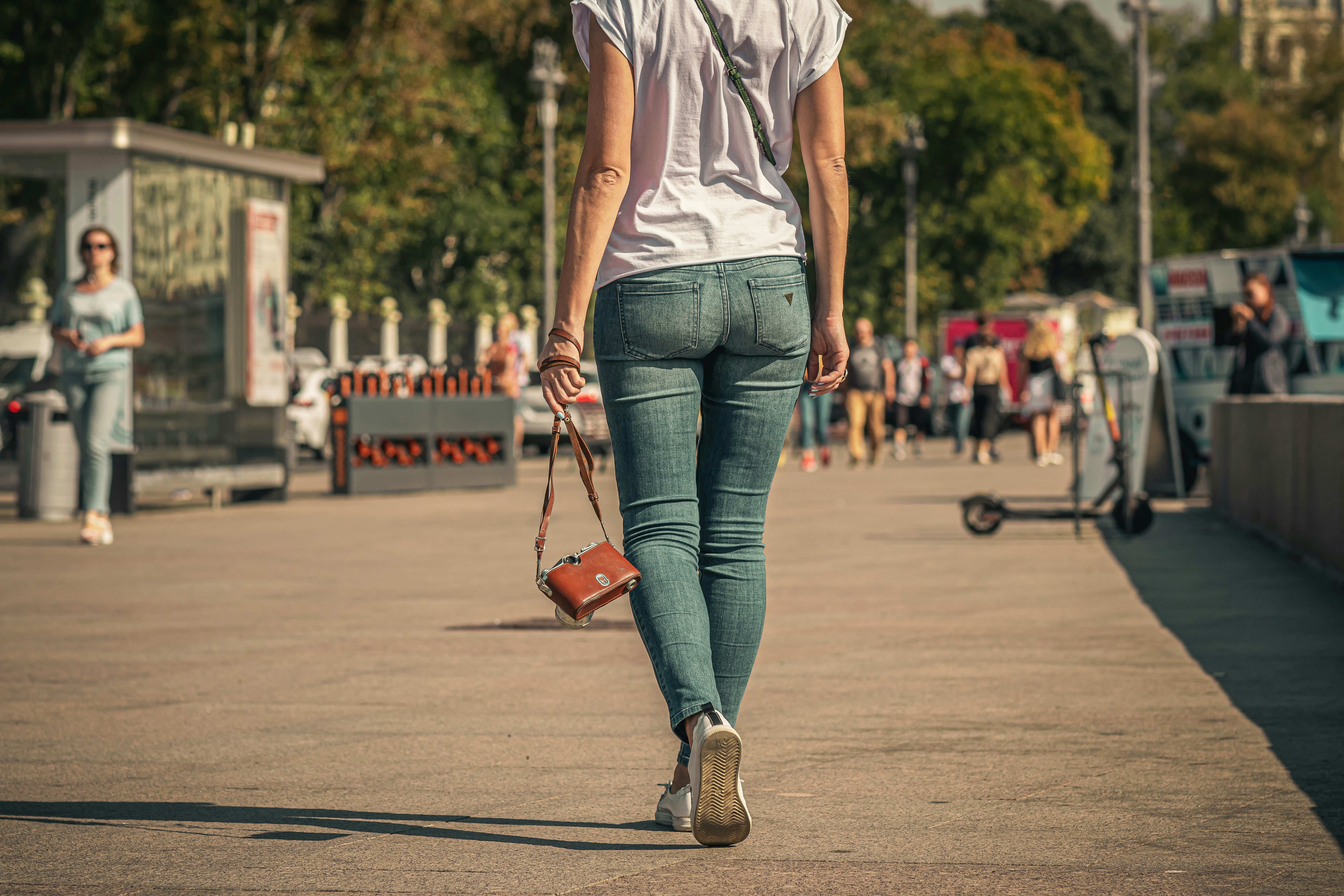 Mujer con jeans y camiseta básica, accesorios llamativos