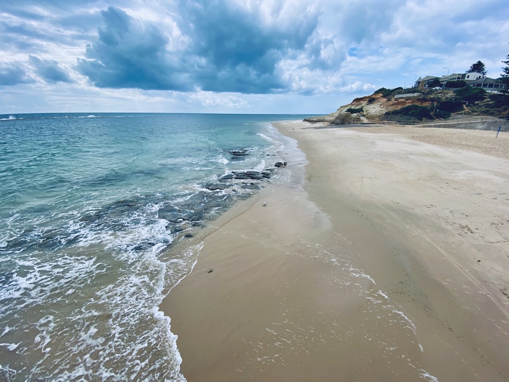 sea waves crashing on shore during daytime