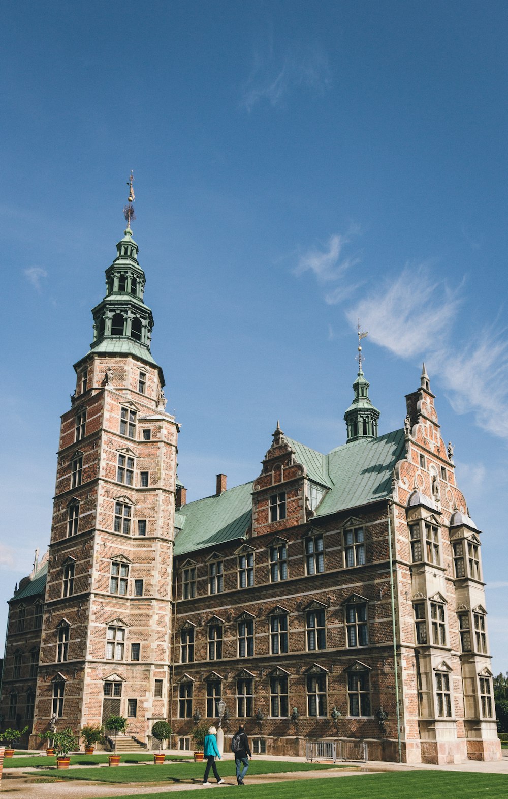 Braunes Betongebäude unter blauem Himmel während des Tages