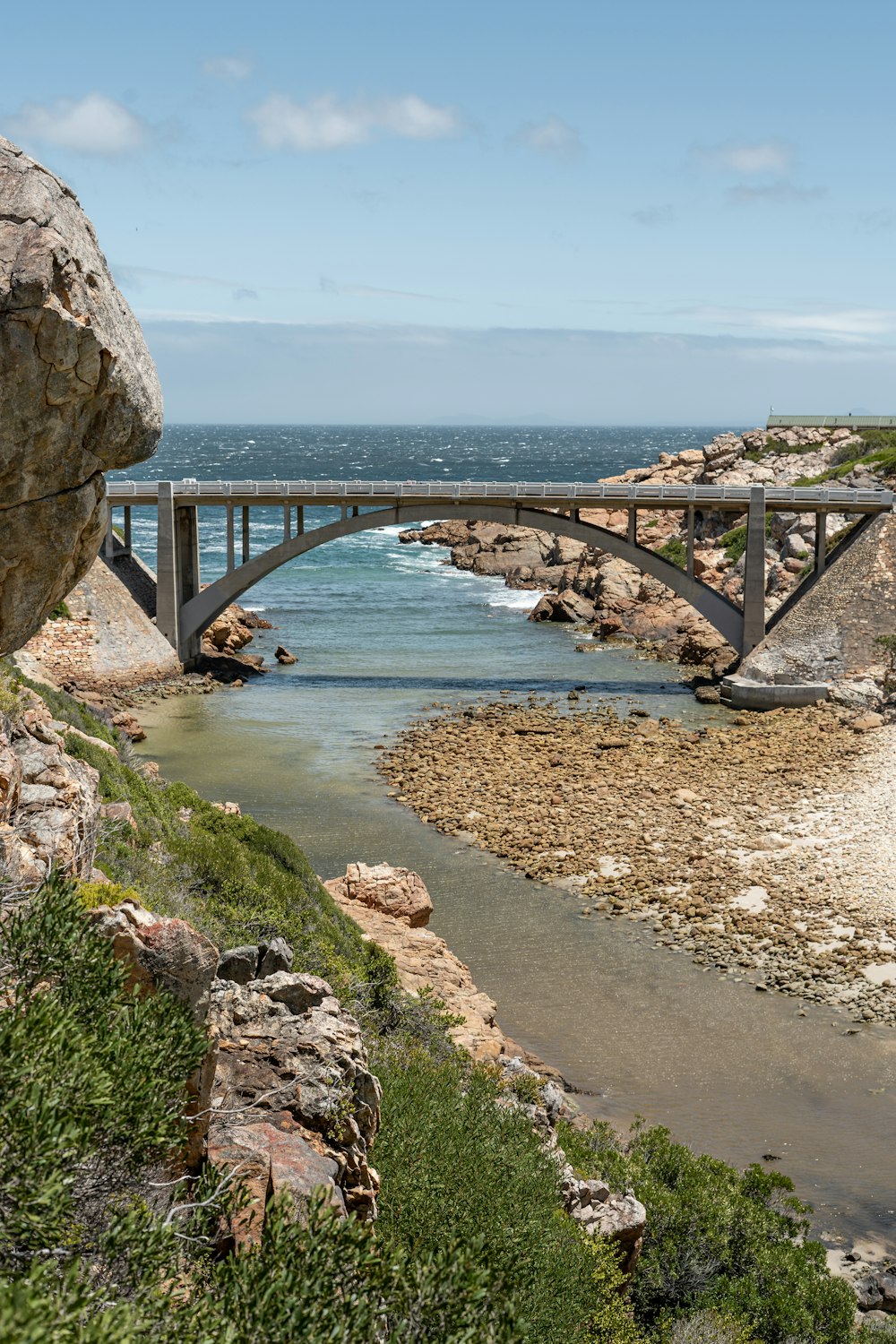 Puente de metal gris sobre el mar durante el día