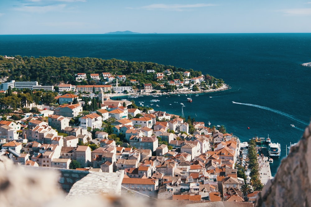 Vue aérienne des bâtiments de la ville près d’un plan d’eau pendant la journée