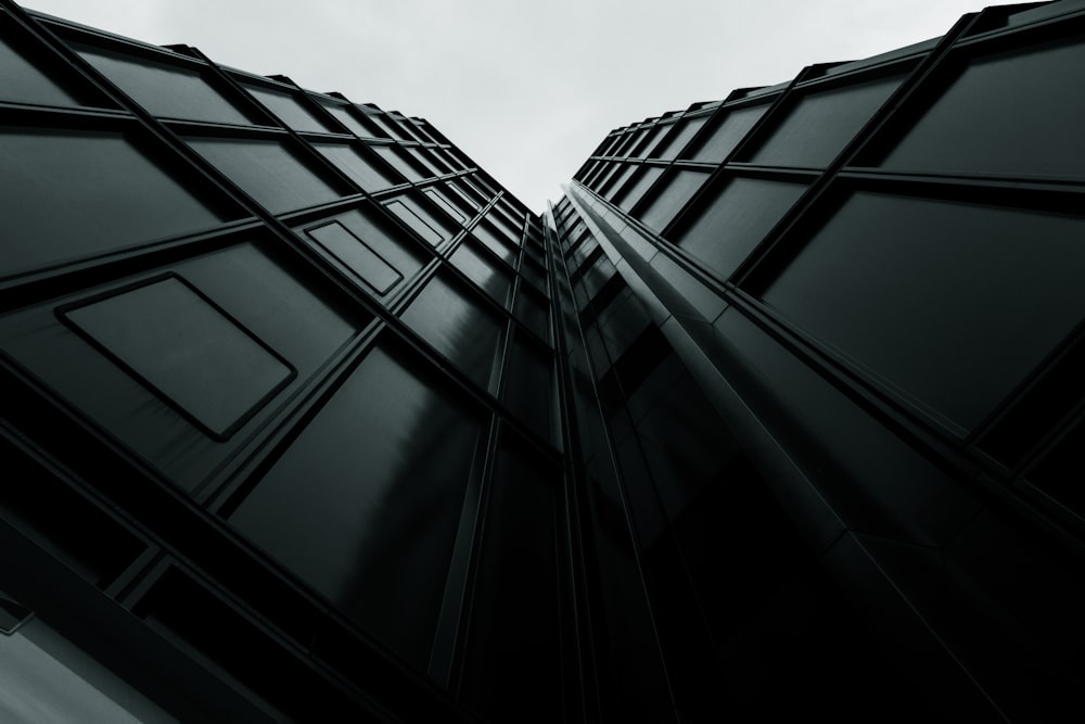 Una foto in bianco e nero di un edificio alto