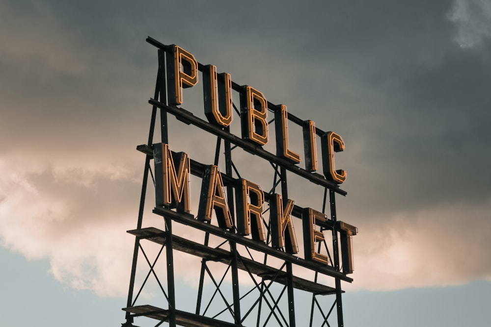 Un panneau de marché public par temps nuageux