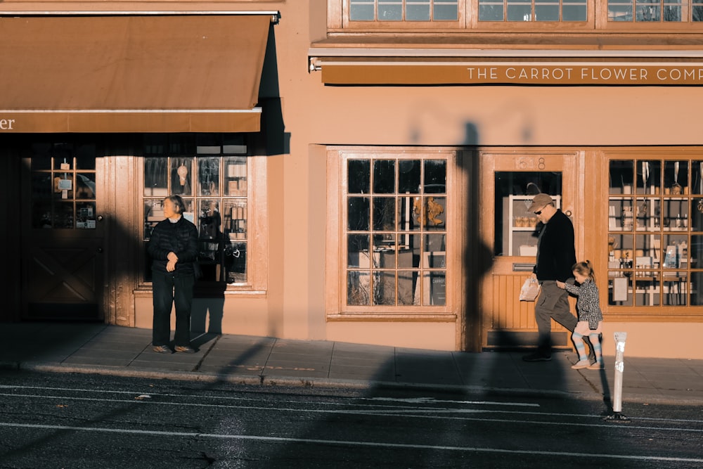 un couple de personnes qui marchent dans une rue