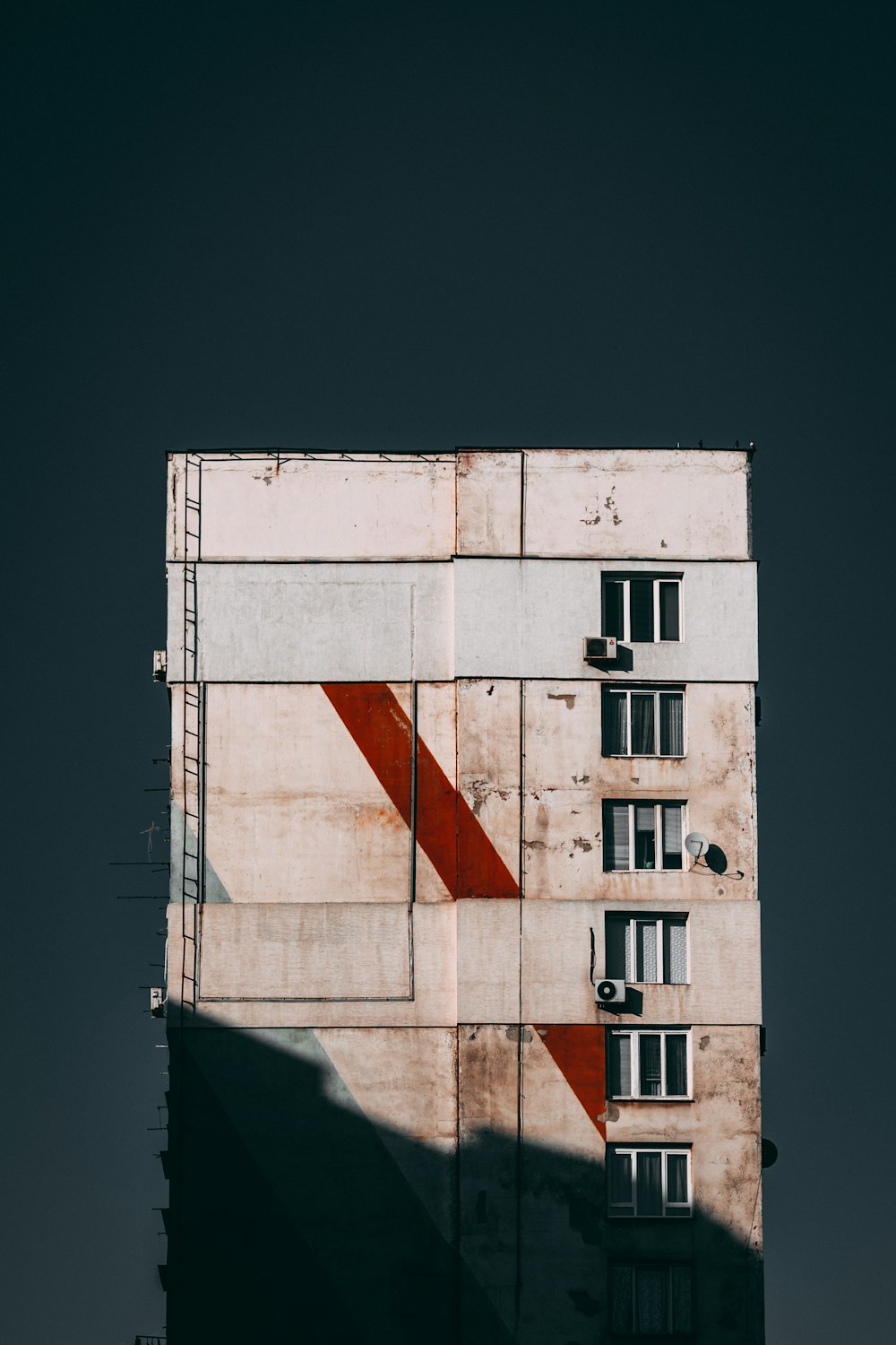 edificio in cemento bianco e marrone