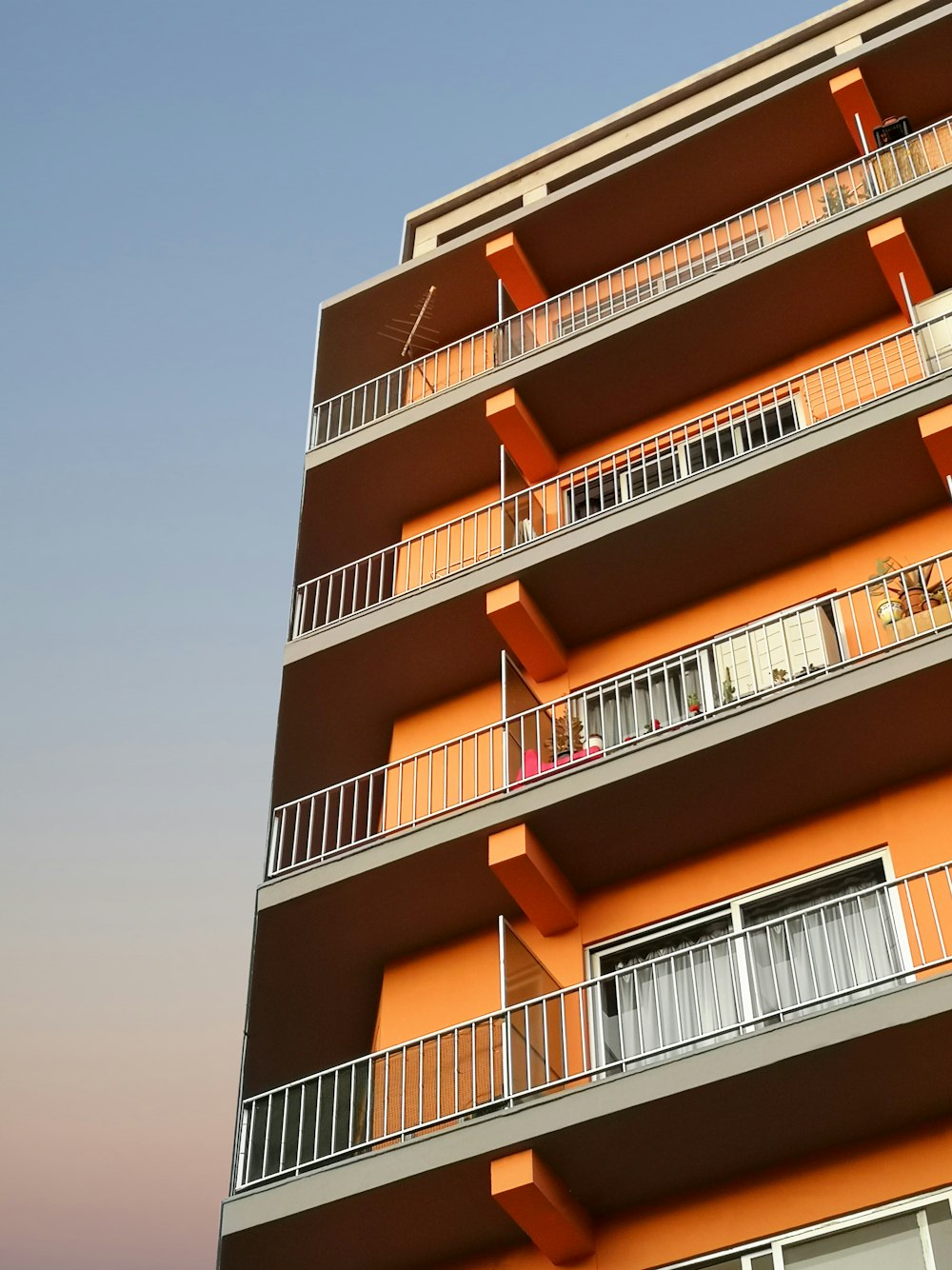 bâtiment en béton brun pendant la journée