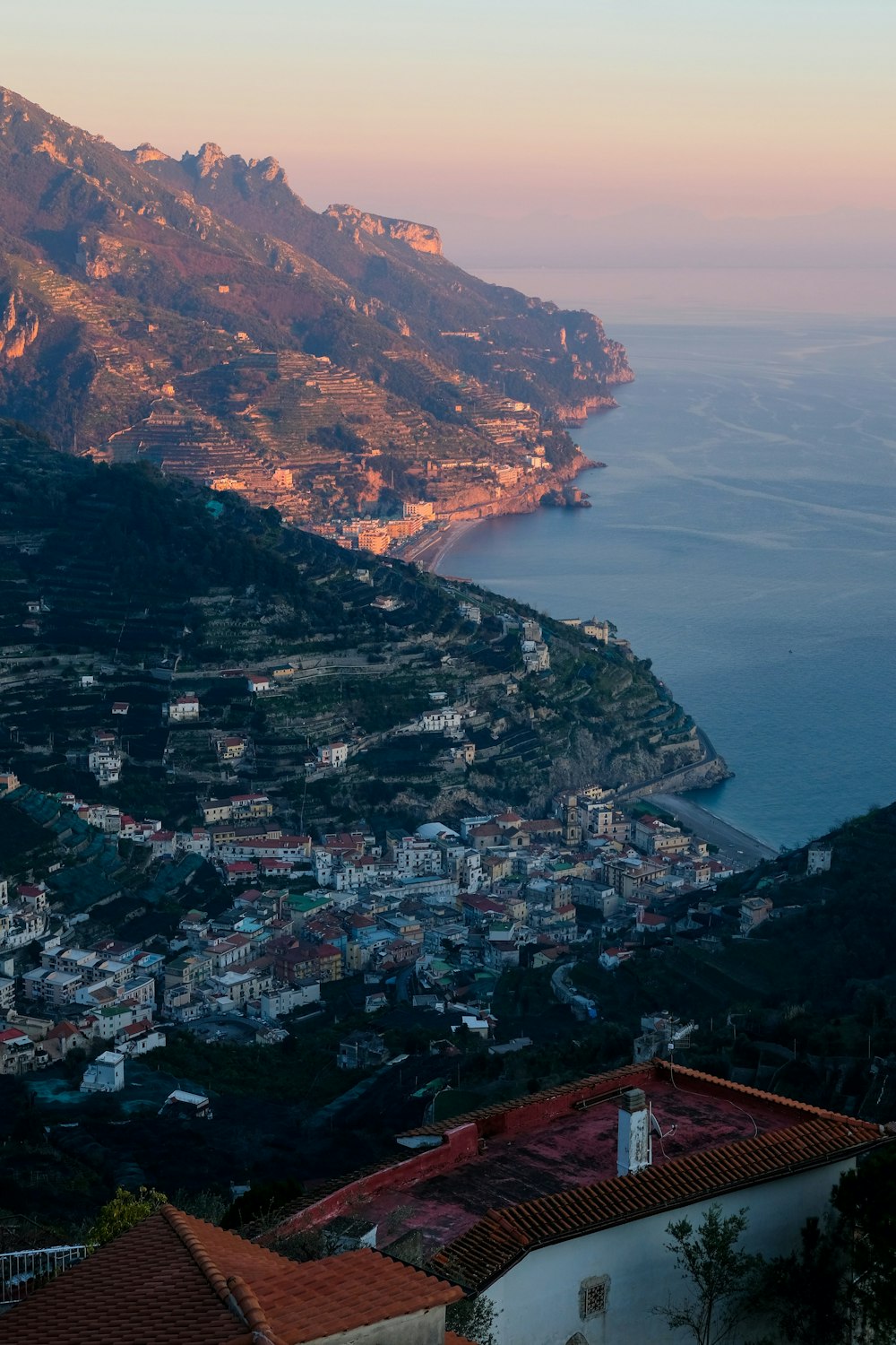 Vista aérea de la ciudad cerca del cuerpo de agua durante el día