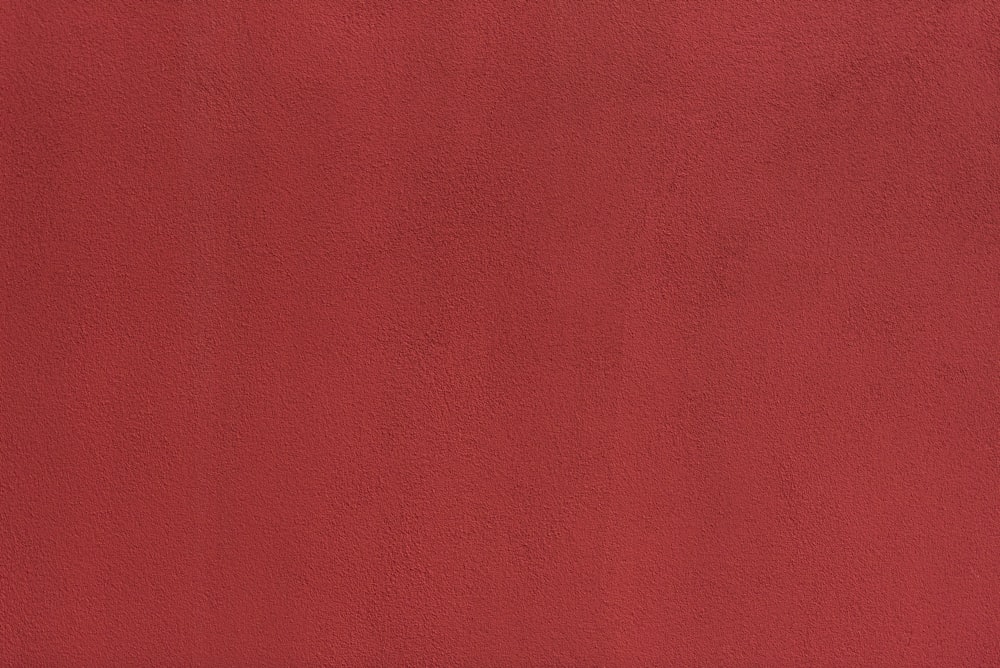 Gros plan d’un mur rouge avec un fond blanc