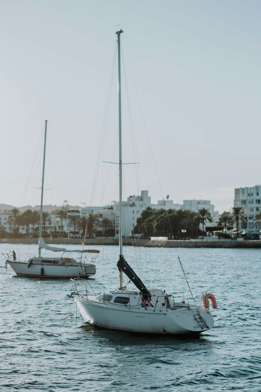 Weißes und rotes Boot tagsüber auf dem Meer