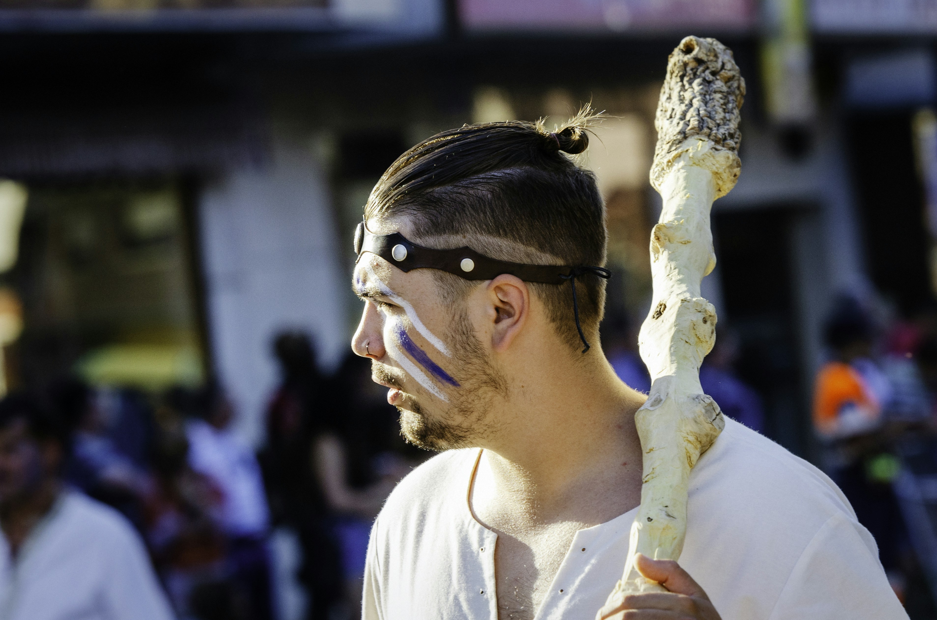 mulher na camisa branca que veste os óculos