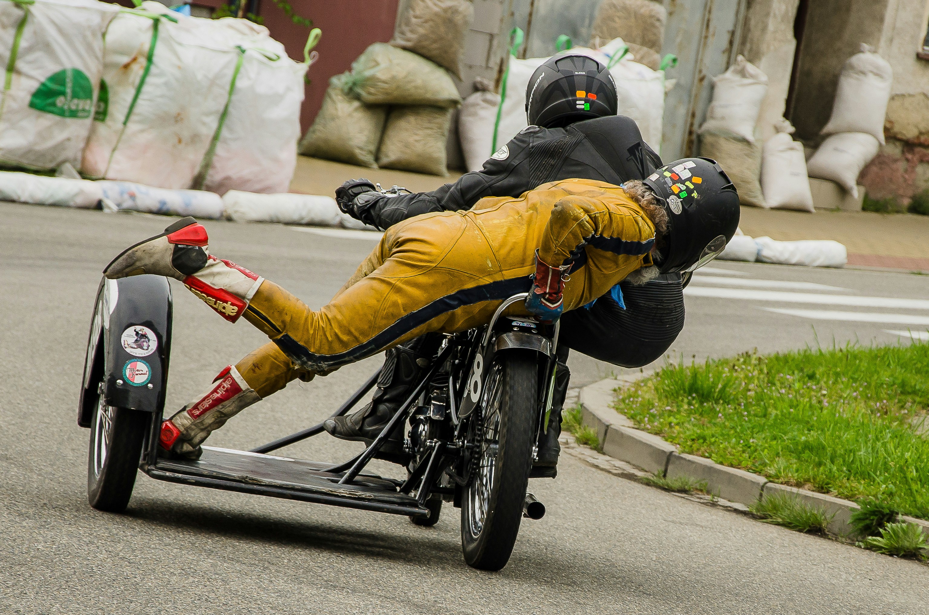 uomo in giacca gialla che cavalca su bicicletta nera durante il giorno