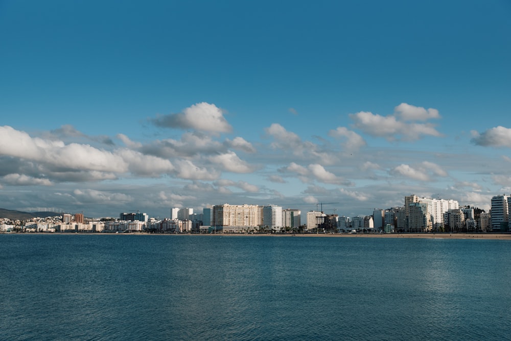 Skyline der Stadt unter blauem Himmel und weißen Wolken während des Tages