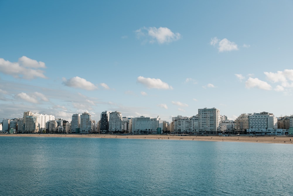 Horizonte de la ciudad a través del cuerpo de agua durante el día