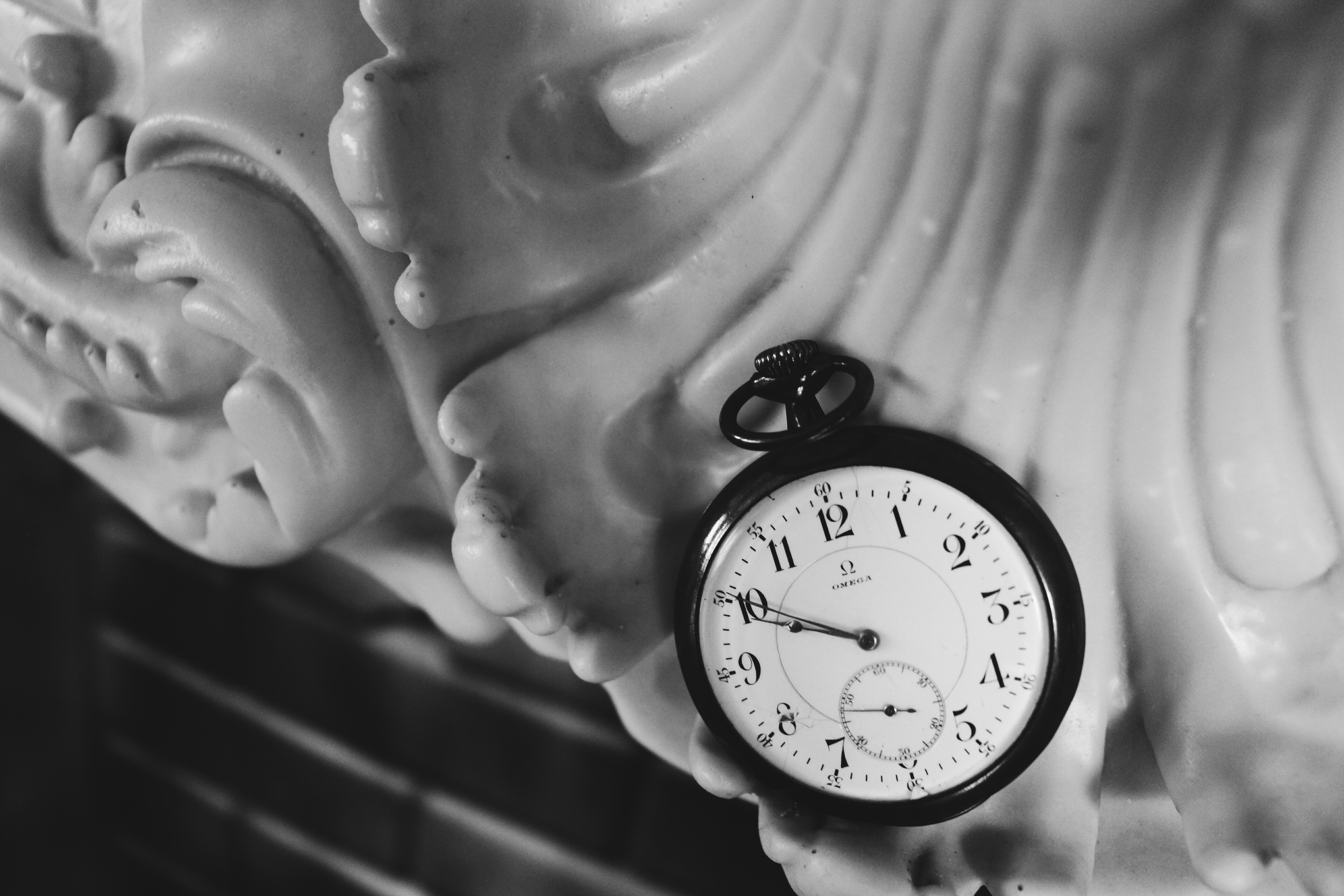 Erteleme alışkanlığını ve zaman yönetimini simgeleyen, önündeki işlere odaklanmaya çalışan kararlı bir birey ve verimlilik odaklı bilimsel grafikler.