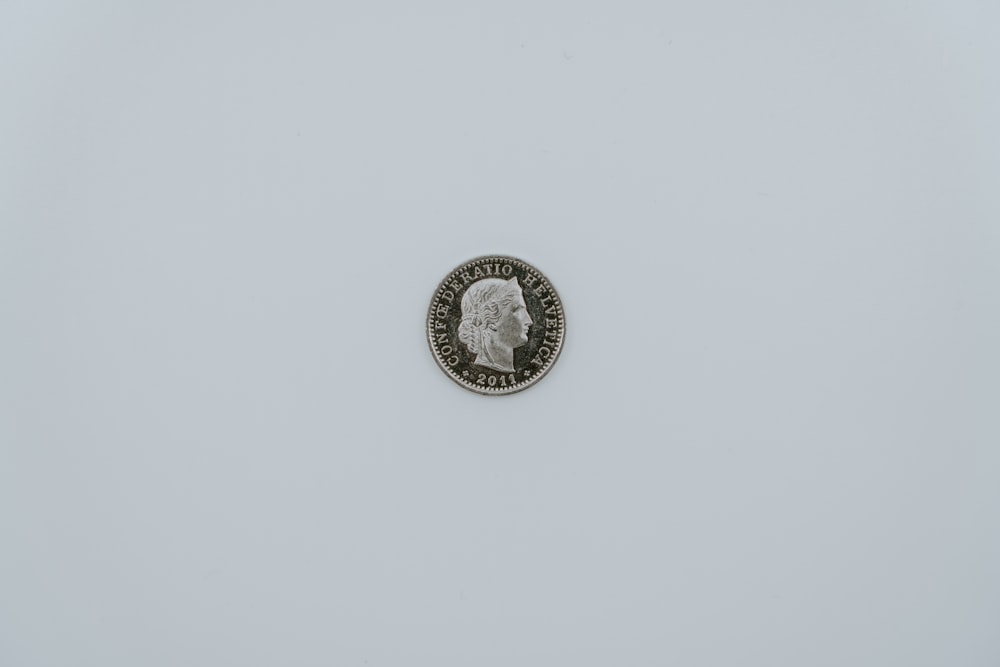una moneda con una imagen de un hombre en ella