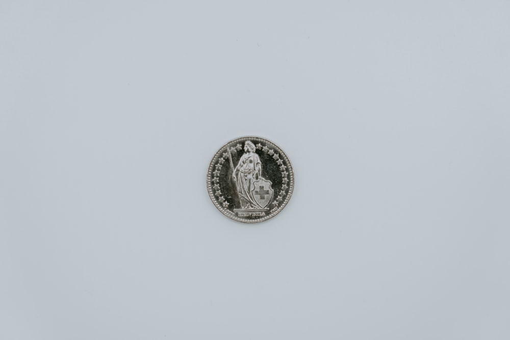 una moneda con una imagen de una mujer en ella