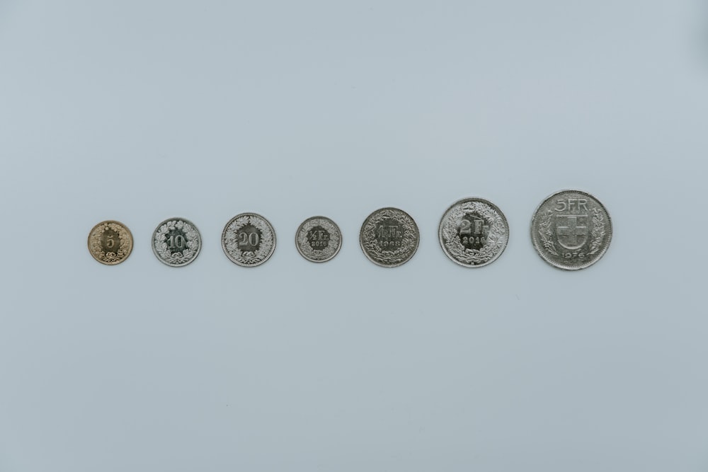 Una fila de cinco tipos diferentes de monedas