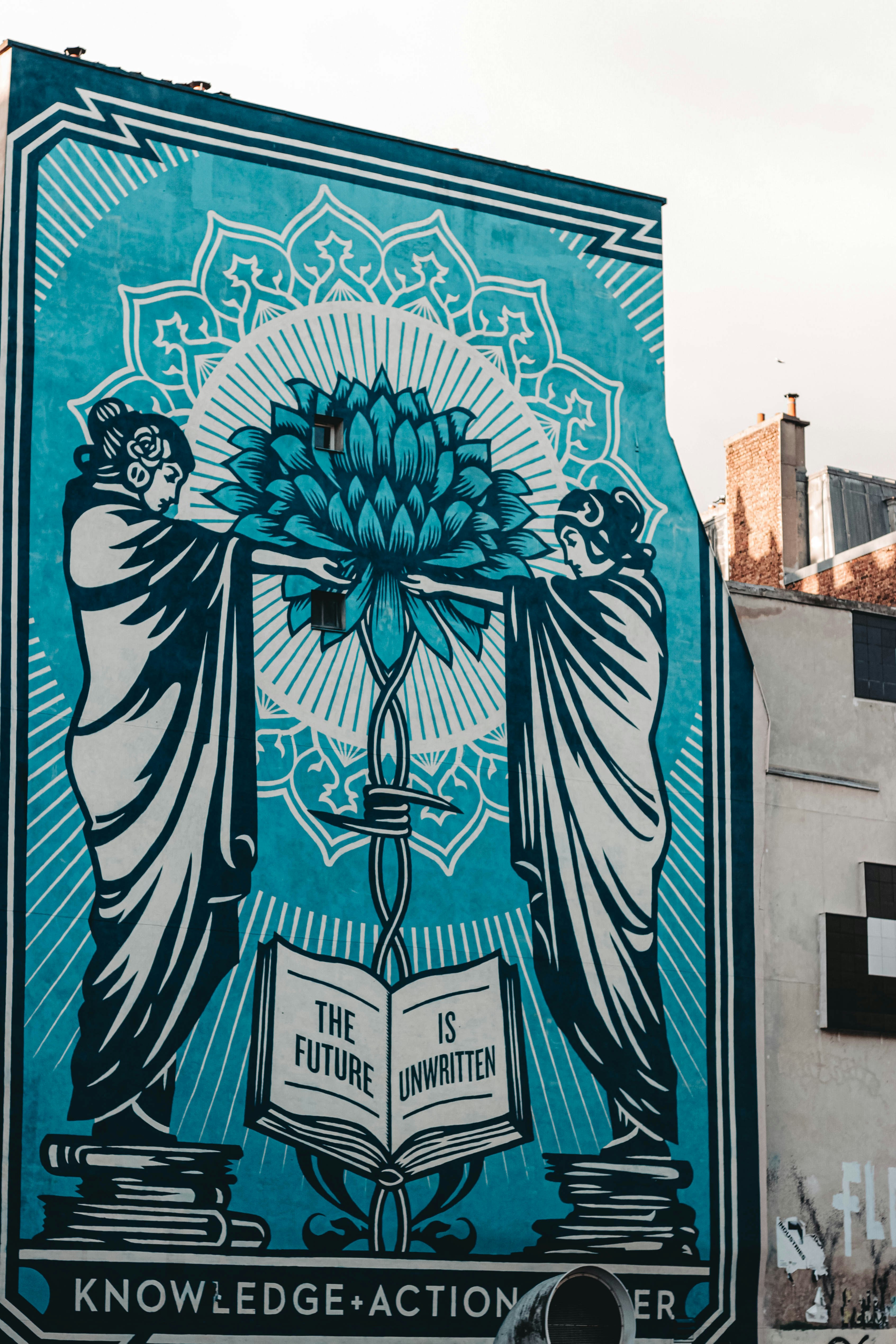 Un grande murale sul lato di un edificio