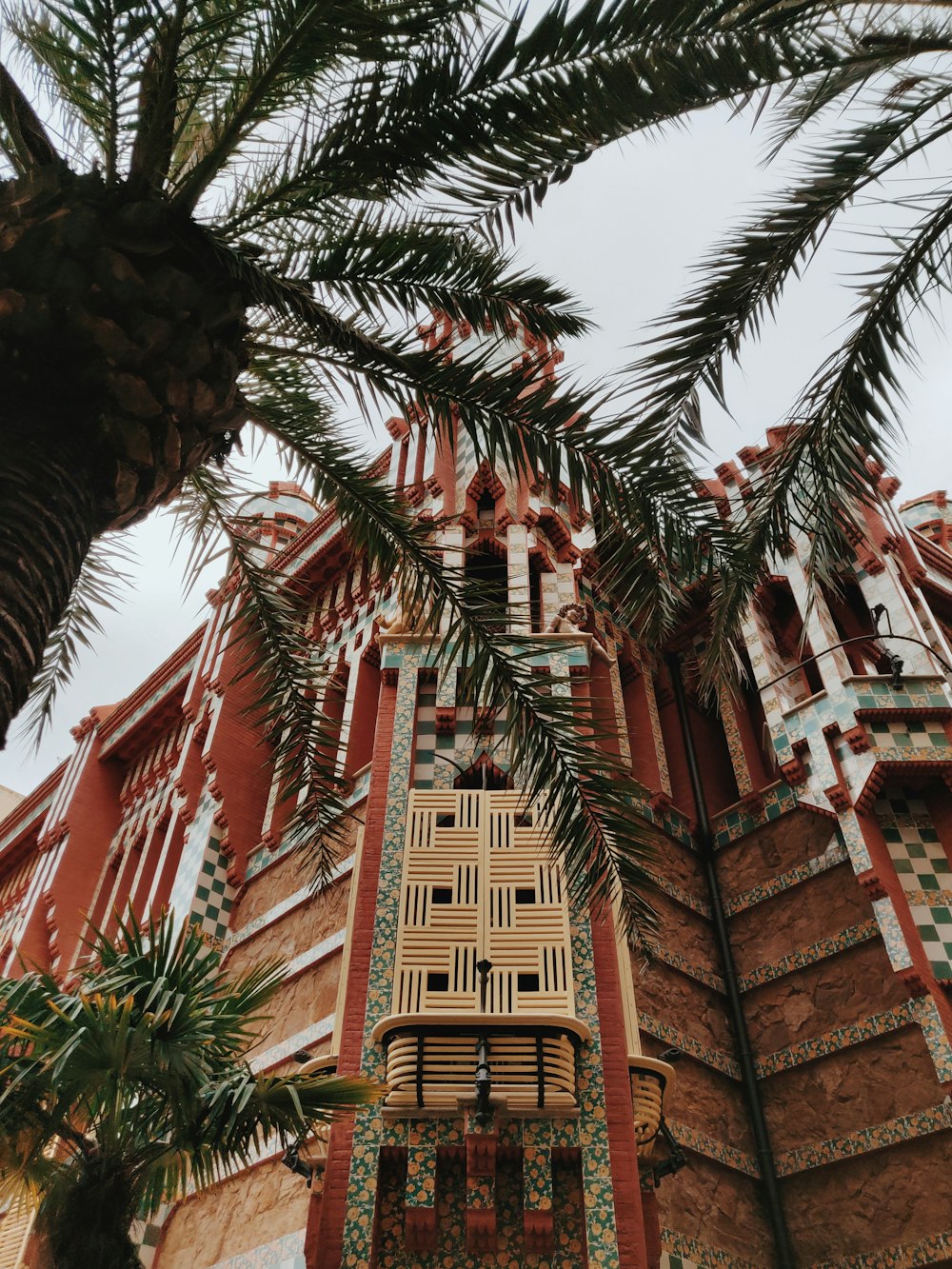 edifício de concreto marrom e branco