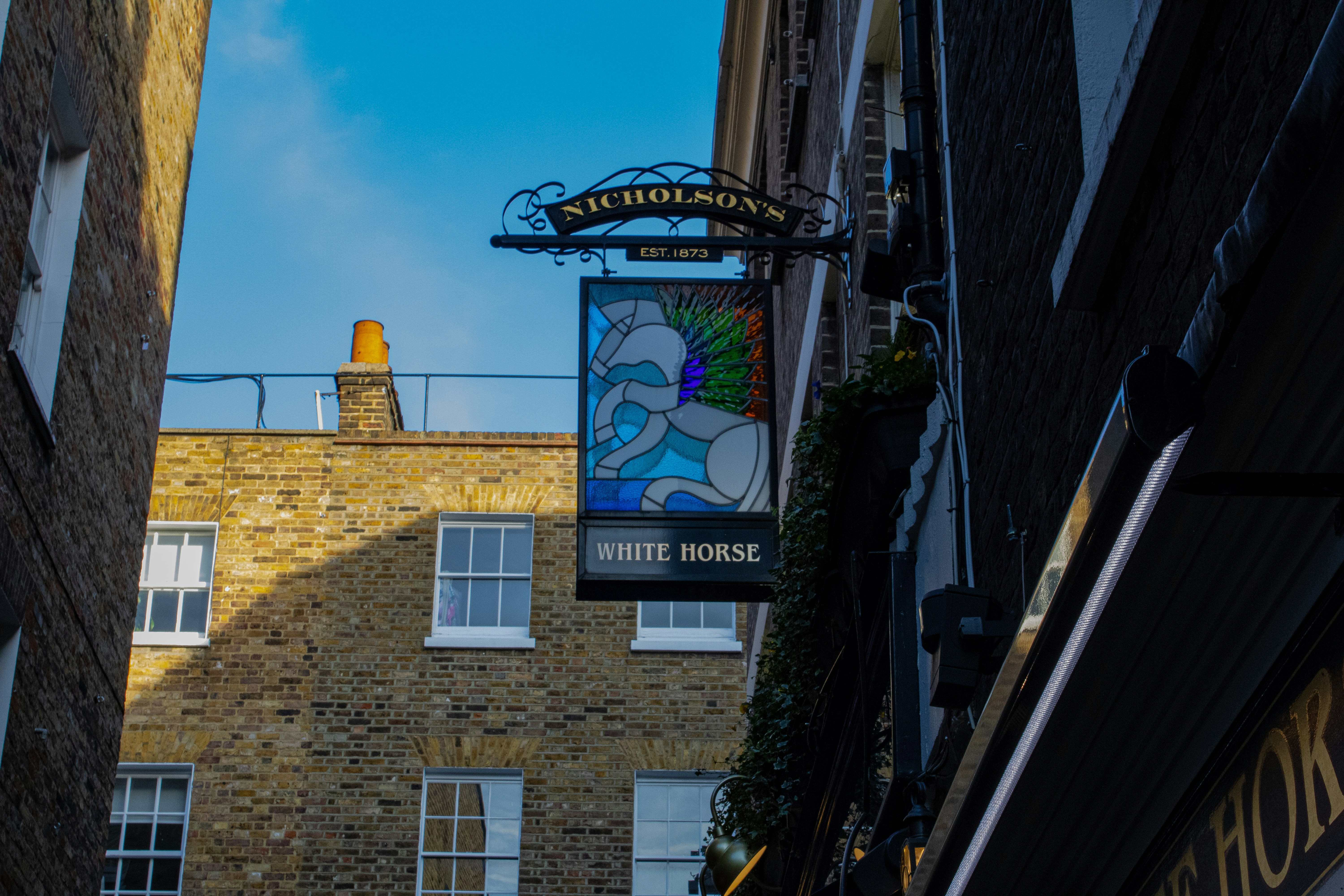 Bâtiment en briques brunes avec signalisation en kanji blanc et noir