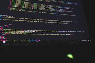 A simple, colorful HTML code snippet displaying 'Hola Mundo' on a computer screen.