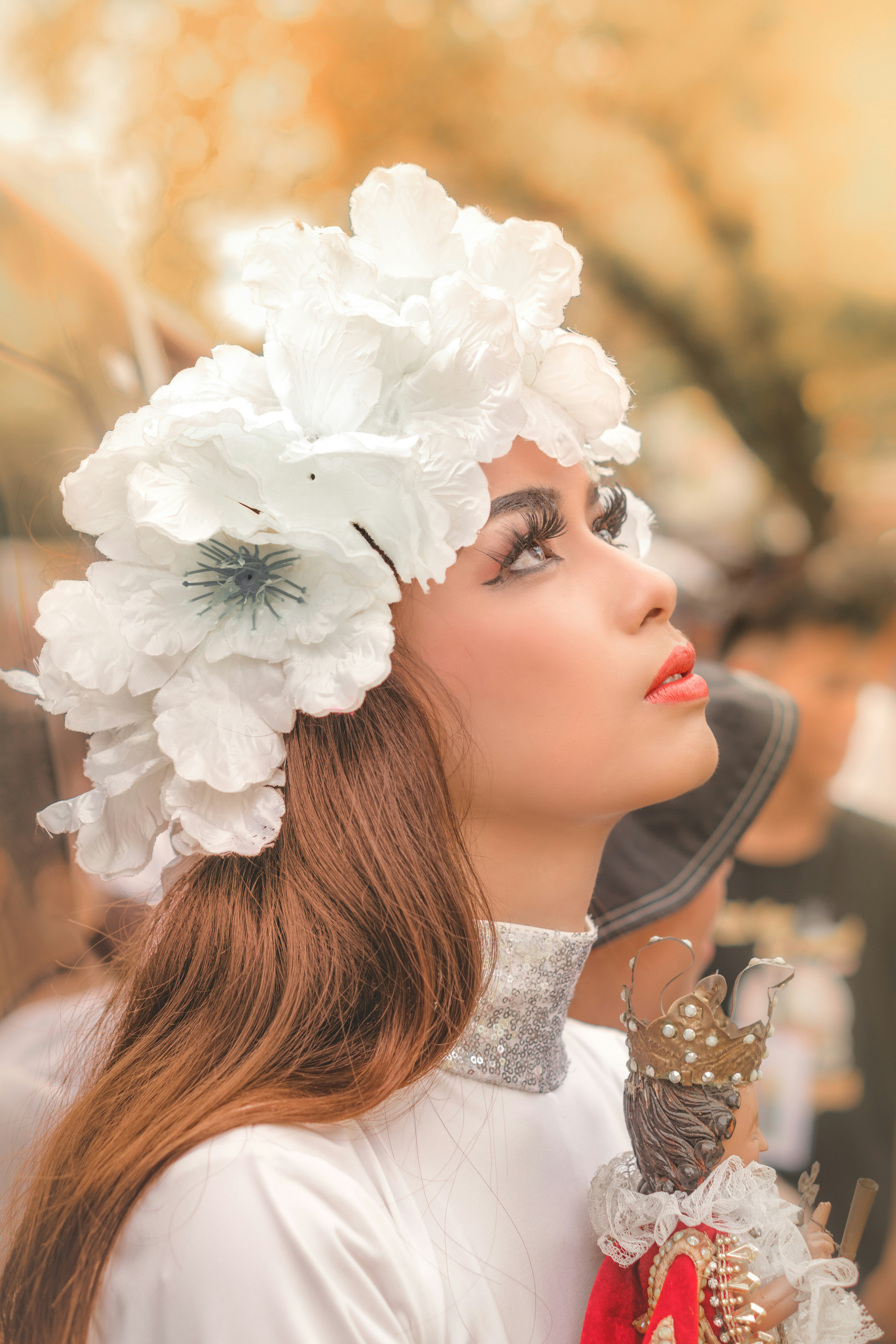 白い花柄のカチューシャを着た女性の写真 Unsplashで見つける衣服の無料写真