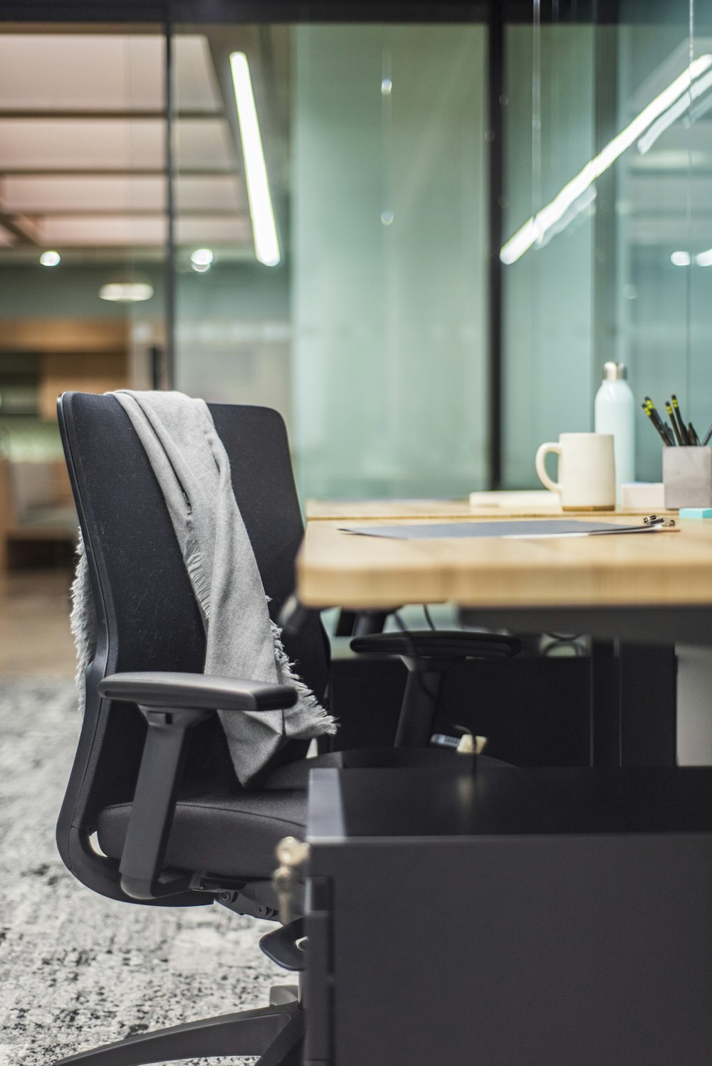 black and gray office rolling chair