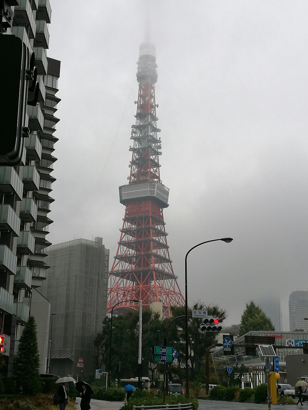 torre roja y blanca bajo nubes blancas durante el día