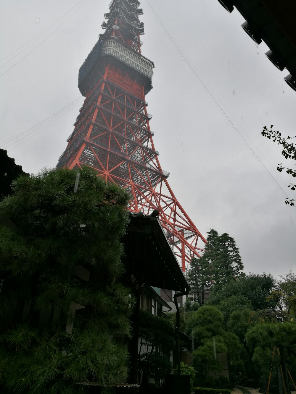 torre roja y marrón bajo nubes blancas
