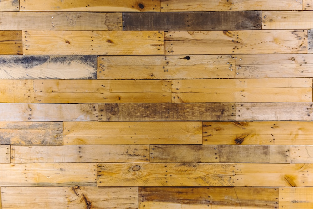 Un primer plano de una pared hecha de tablones de madera