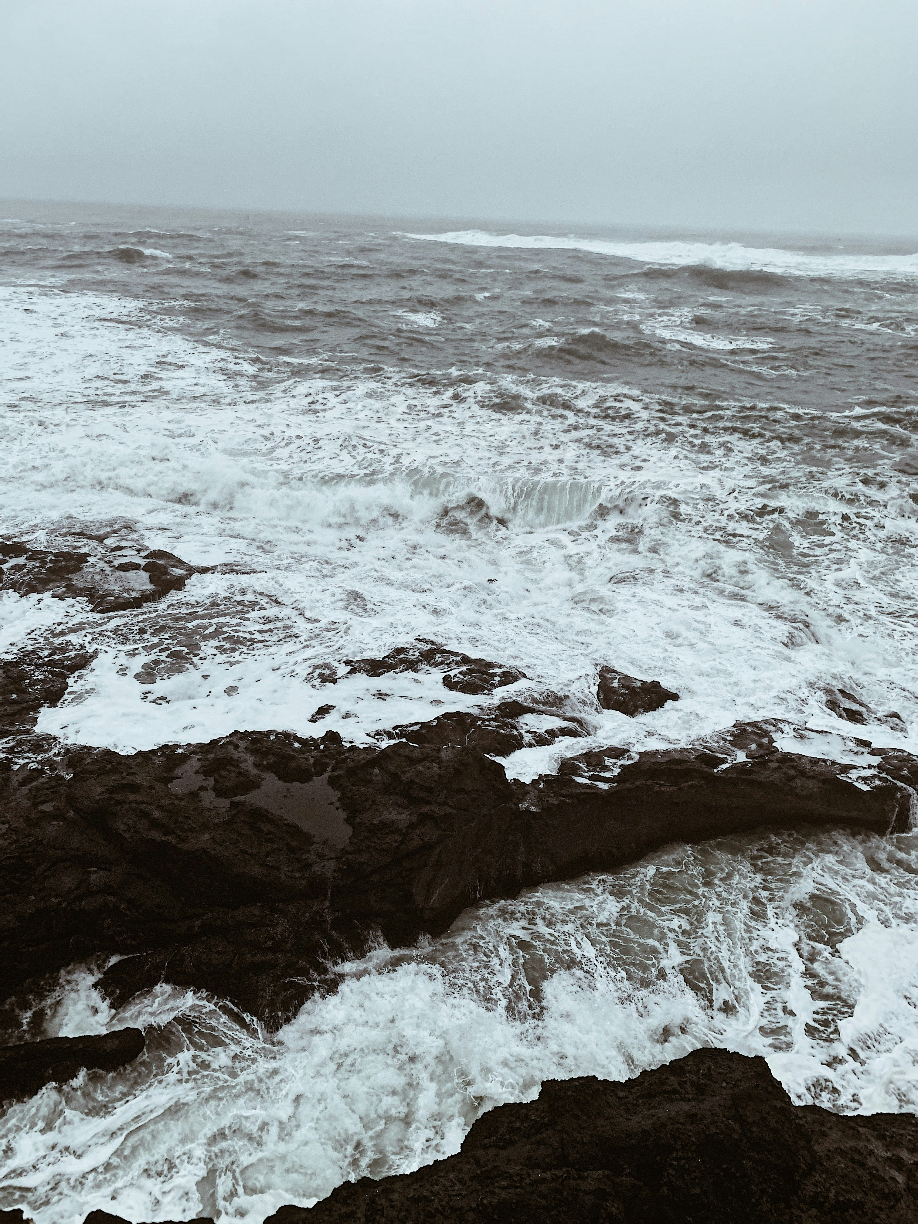 A black and white photo of the ocean photo – Free Grey Image on Unsplash
