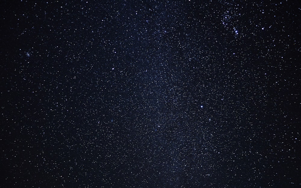 Le ciel nocturne est rempli d’étoiles