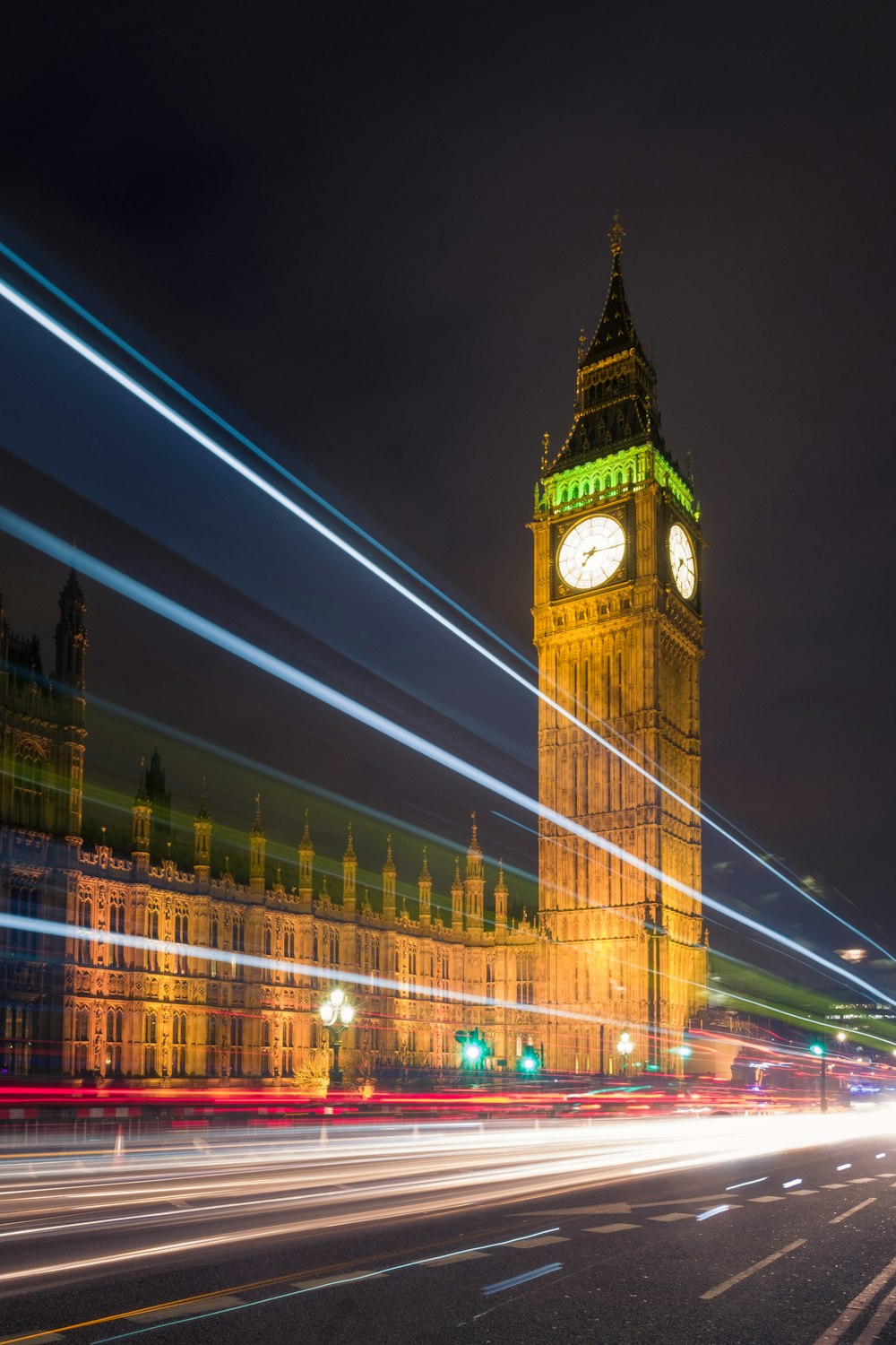 ロンドンの街にそびえるビッグベン時計塔