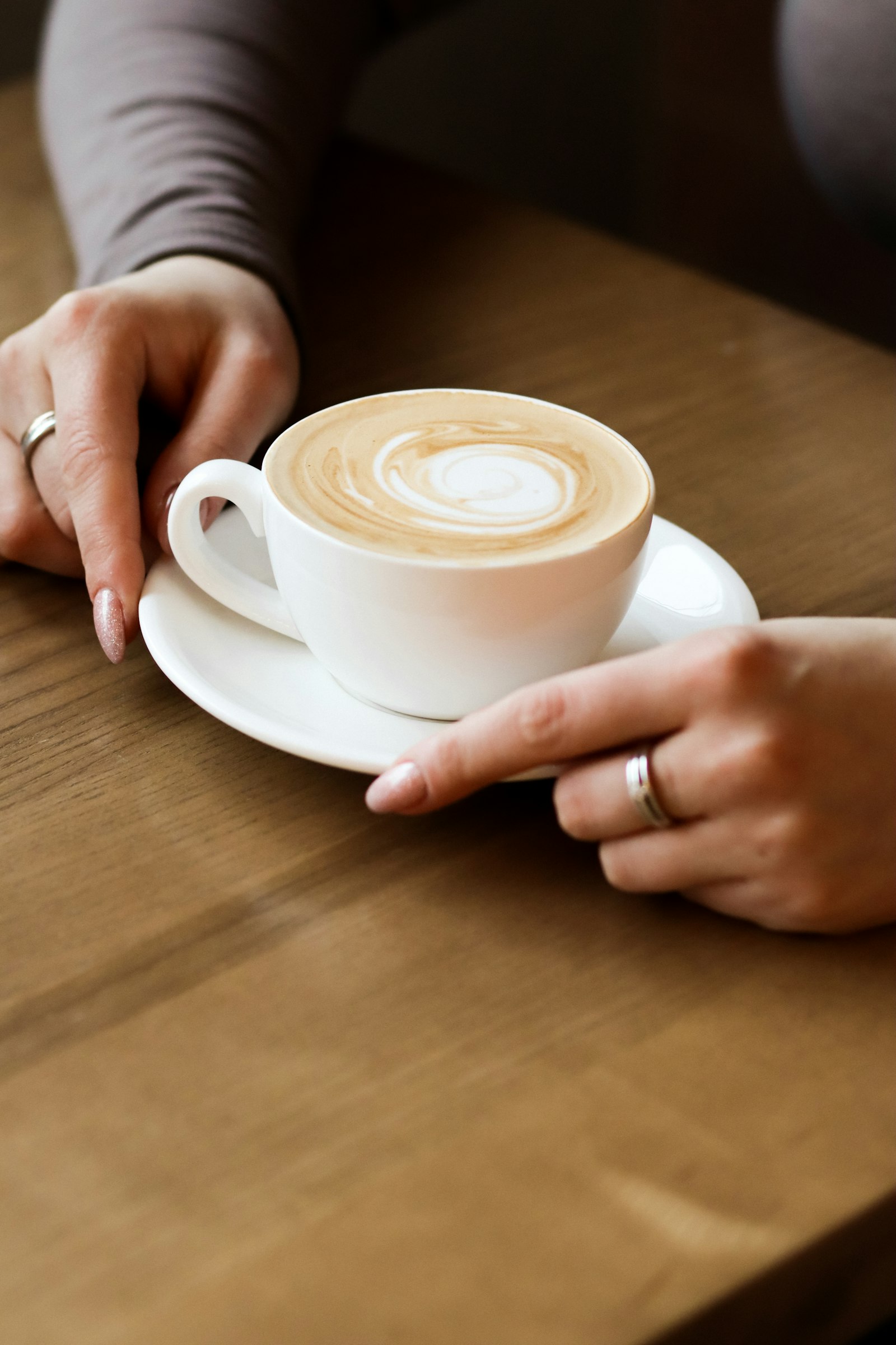 Canon EOS M50 (EOS Kiss M) + Canon EF 85mm F1.8 USM sample photo. Person holding white ceramic photography