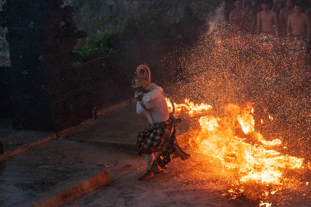 mulher no sutiã branco e saia preta em pé no fogo