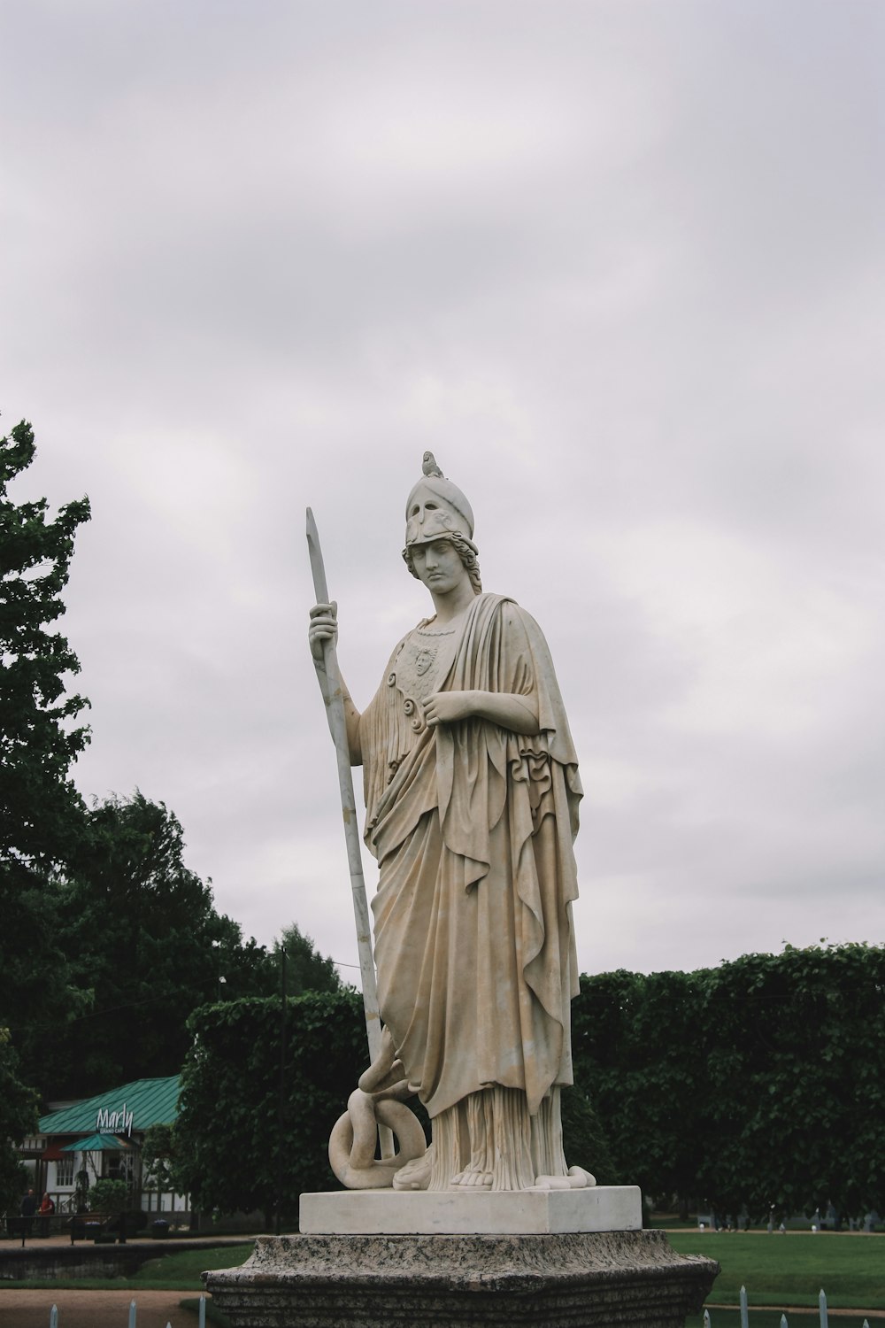 statua d'oro dell'uomo che tiene la spada