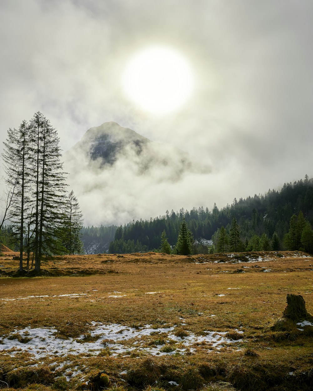 the sun shines through the clouds in the mountains