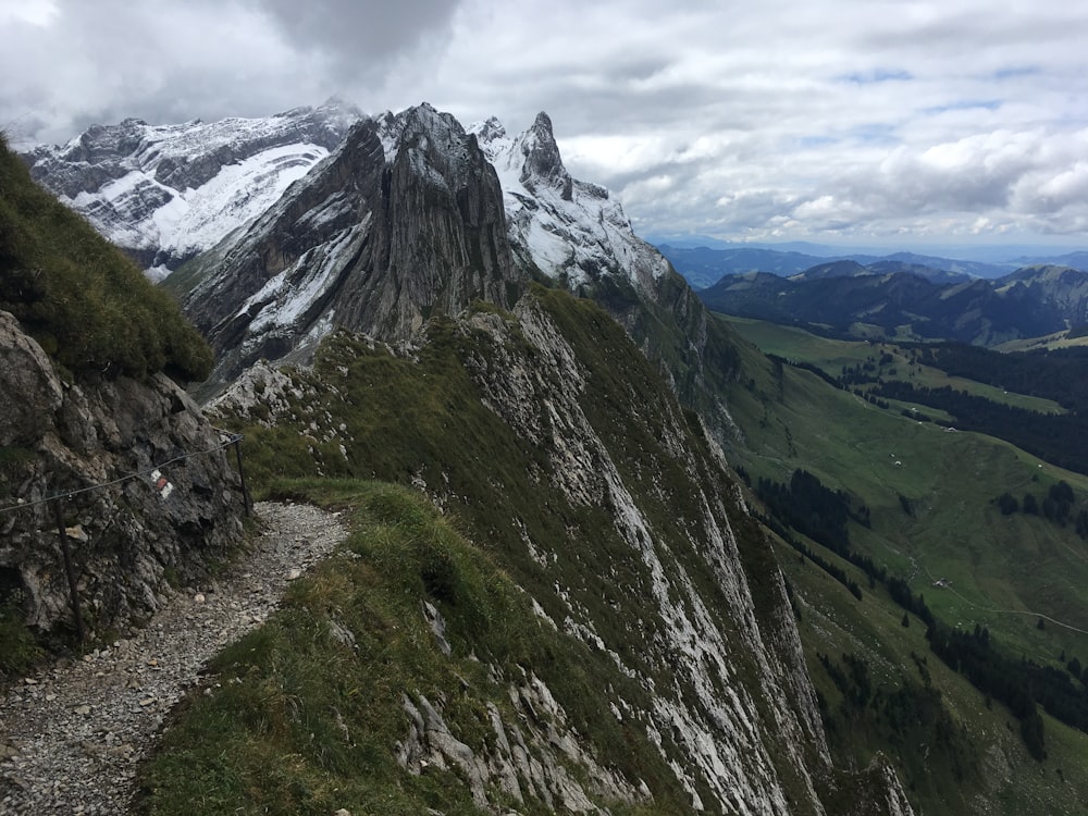 Ein Blick auf einen Berg mit einem Pfad, der an der Seite hinaufführt